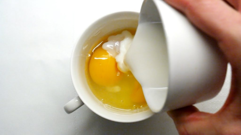 Han häller ägg och mjölk i en kaffekopp. Kolla in resultatet. Smart!