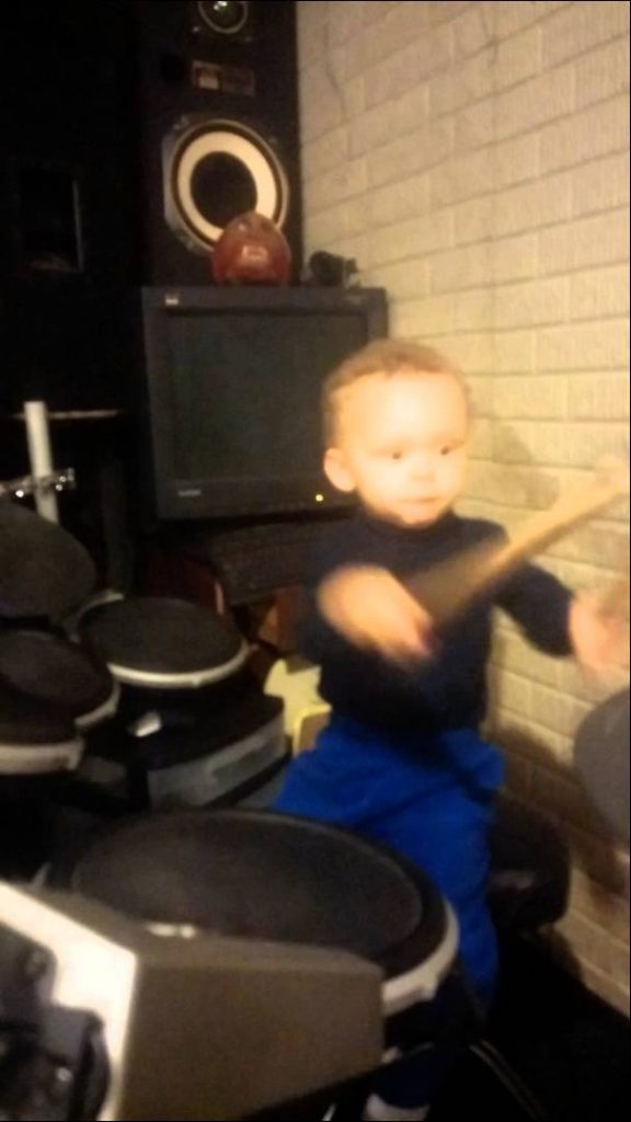 Pappan filmar sin 2-åriga son som spelar trummor – kolla in vad som händer vid 0,25 WOW!