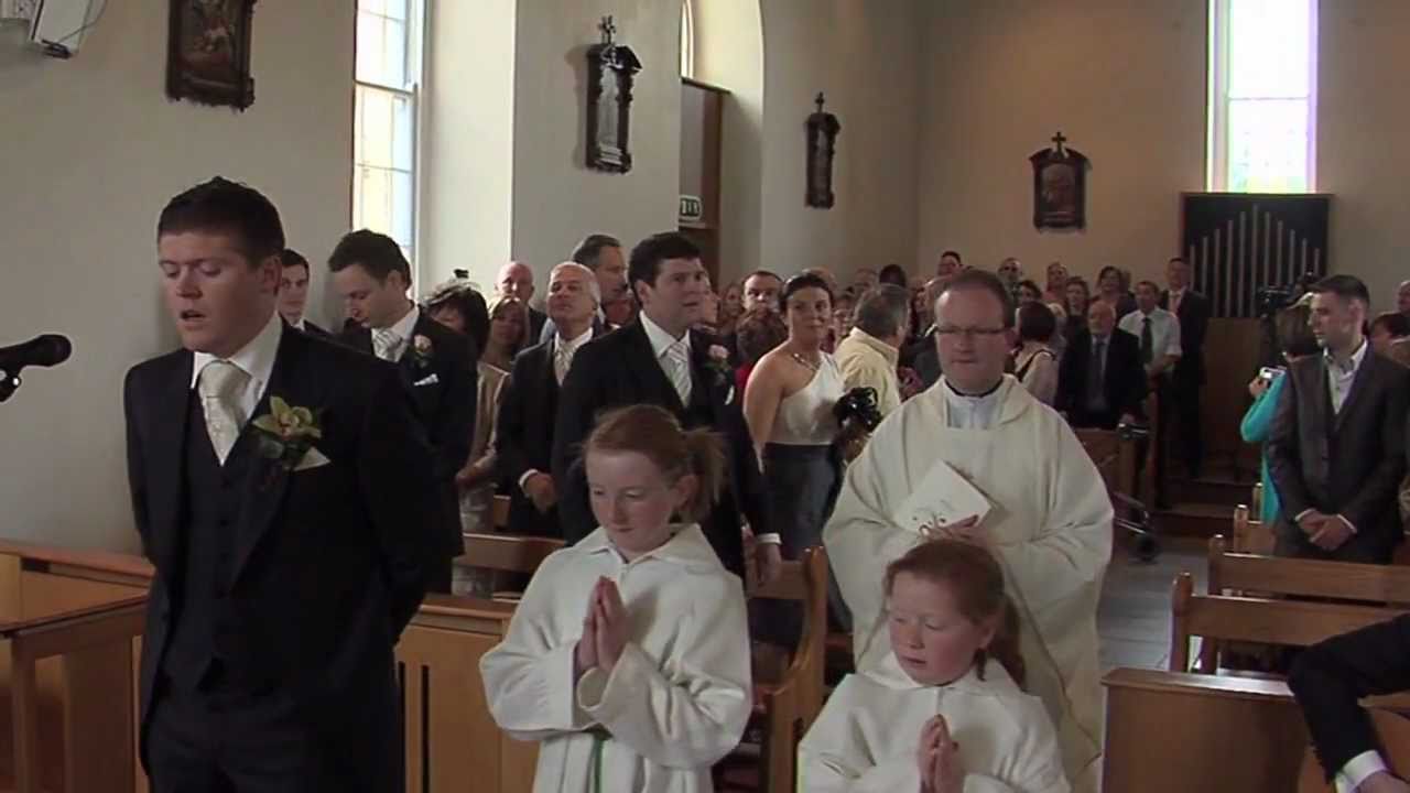Bruden är på väg mot altaret, men håll ögonen öppna på brudgummen!