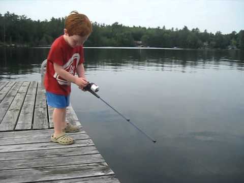 Det är första gången pojken fiskar. Ni kan aldrig gissa vad som händer inom några få sekunder!