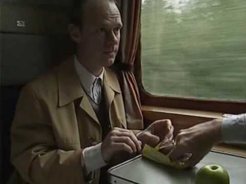 Han äter upp en okänd mans chokladkaka på tåget, men hämnden är ljuv!