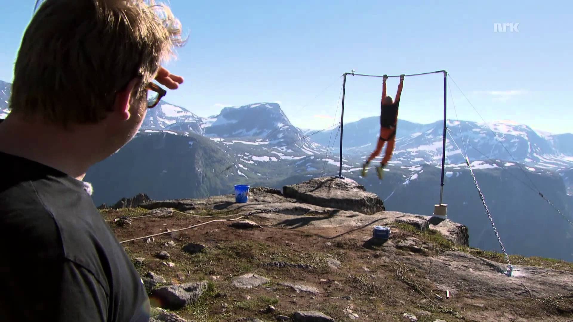 Norrmannen gymnastiserar vid bergets kant, då händer det ofattbara!