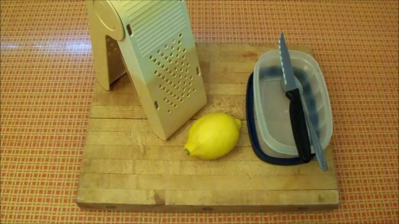 Han lägger en hel citron i frysen, anledningen är genial!
