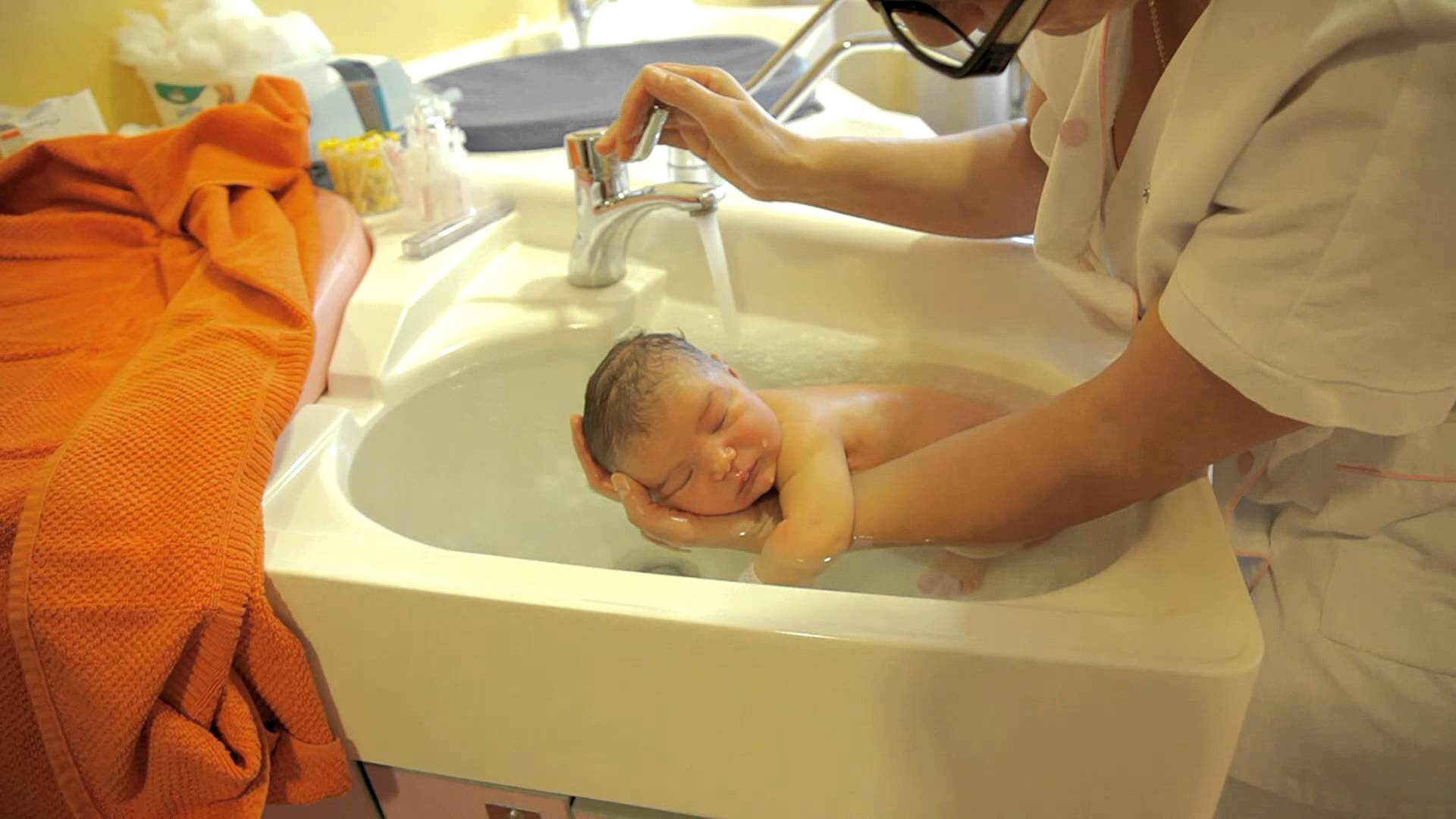Nu hyllas sjuksköterskans metod för att bada spädbarn. Se detta!